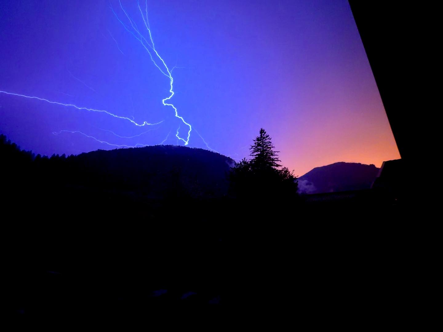 Feuer im Himmel.
Gewitter im Gebirge, auf dem Berg nicht gut, im Tal, etwas fürs Auge meistens zumindest).
#bayern #berchtesgadenerland #visitbavaria #lightning #gewitter #gewitterstimmung☁️⚡️☔️ #thunder #alpen #alps #schneizlreuth #mountain #wirinbayern #chiemgau #vacation #superaussicht #visitgermany #chiemgau