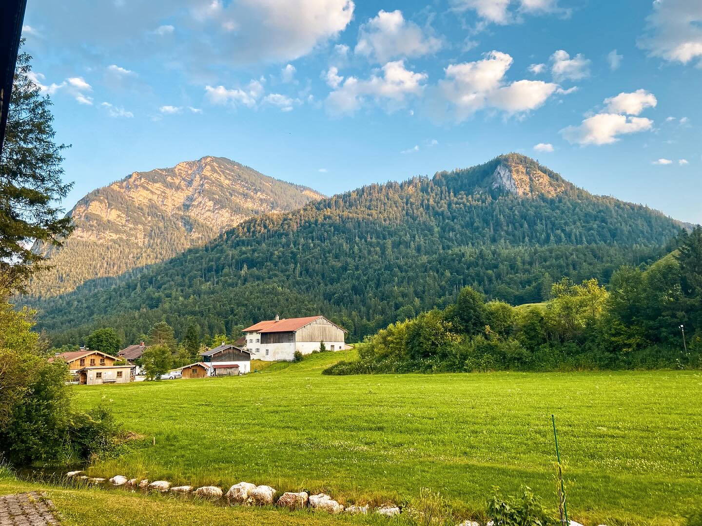 Endlich wieder Sonne, ok war ein Witz. Nachdem es gestern endlich etwas abgefrischt hat, inkl. Regen blinzelt die Sonne schon wieder raus.
.
.
.
.
.
.
#visitbavaria_insta #bayern #bayernliebe #bayern1 #wirinbayern #visitgermany #berchtesgadener_land #schneizlreuthklingtsaulustig #weissbachanderalpenstrasse #